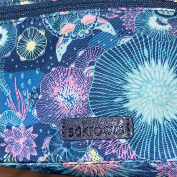 ๐ข Sakroots Basic Crossbody Bag in Royal Blue Seascape. Like new! - Picture 13 of 16